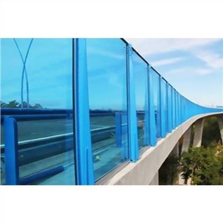 Protihluková bariéra z polykarbonátového plechu